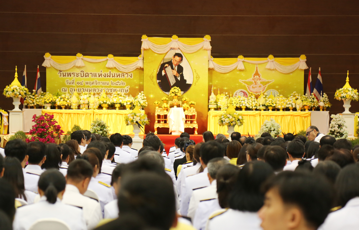 สวพส.ร่วมพิธีวางพานพุ่มดอกไม้สดเนื่องในวันพระบิดาแห่งฝนหลวง