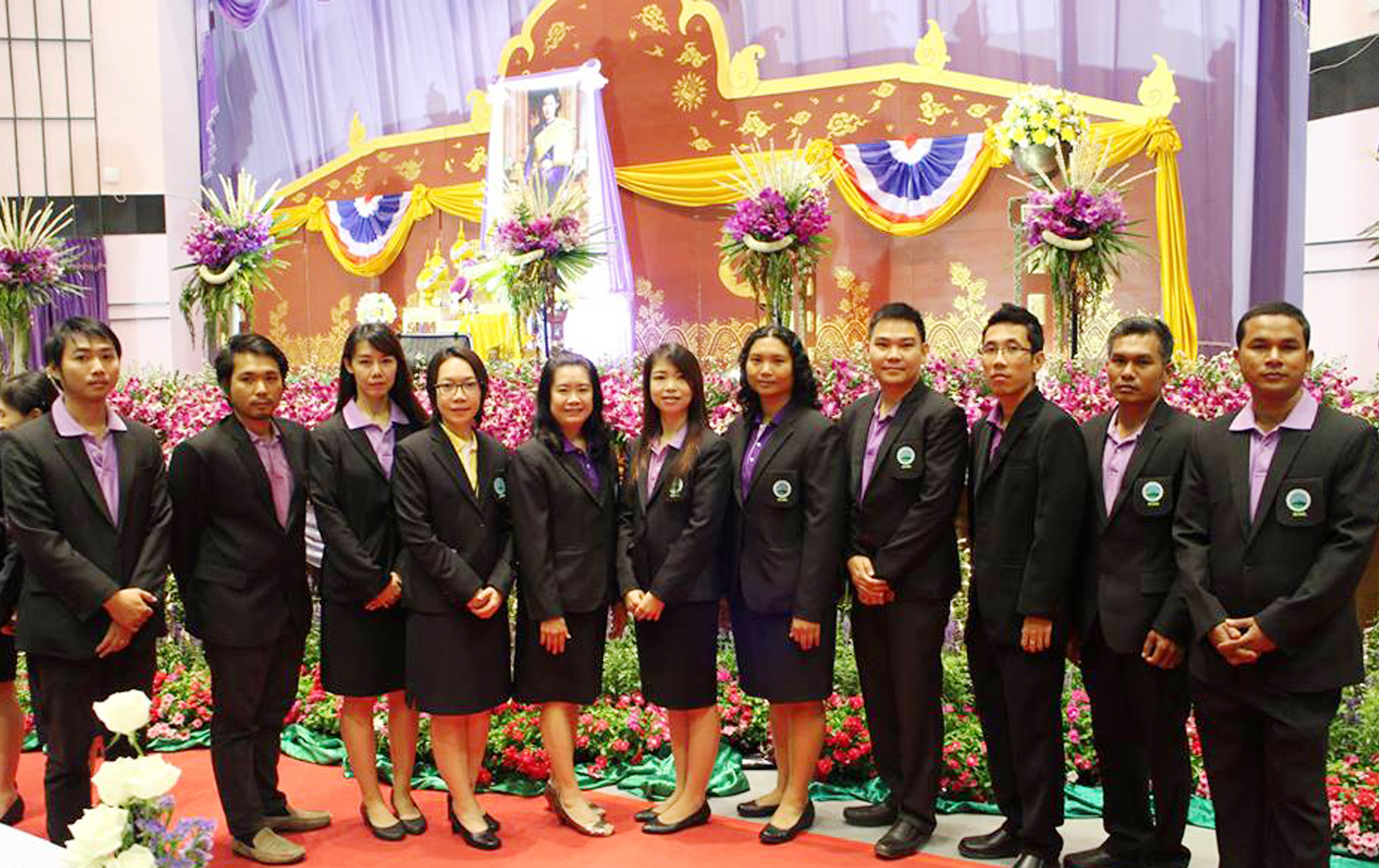 คณะผู้บริหารและเจ้าหน้าที่สวพส.ประกอบพิธีถวายพระพรชัยมงคลและถวายราชสดุดีเฉลิมพระเกียรติสมเด็จพระเทพรัตนราชสุดาฯสยามบรมราชกุมารี