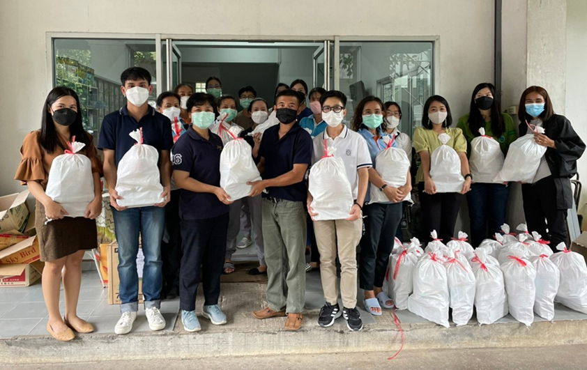 สวพส.มอบถุงยังชีพช่วยเหลือชุมชนบ้านปิพอที่ประสบภัยโควิด-19