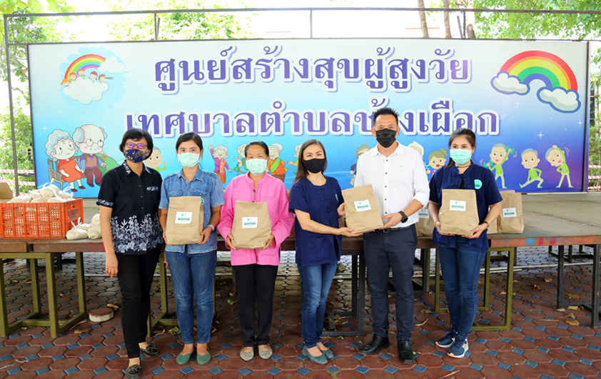 สวพส.ผนึกกำลังอุทยานหลวงราชพฤกษ์ส่งมอบผลผลิตทางการเกษตร