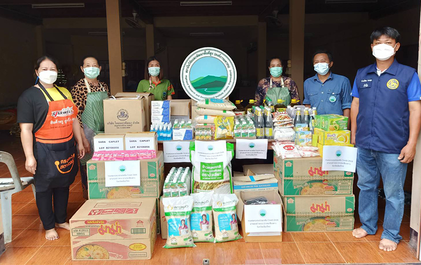 น้ำใจชาวสวพส.มอบถุงยังชีพบ้านทุ่งข้าวพวงสู้ภัยโควิด-19