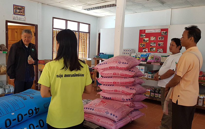 ที่ปรึกษาด้านการวางแผนและพัฒนาการเกษตรสวพส.เข้าติดตามเยี่ยมเยีียนการเปิด"ธนาคารชุมชน"