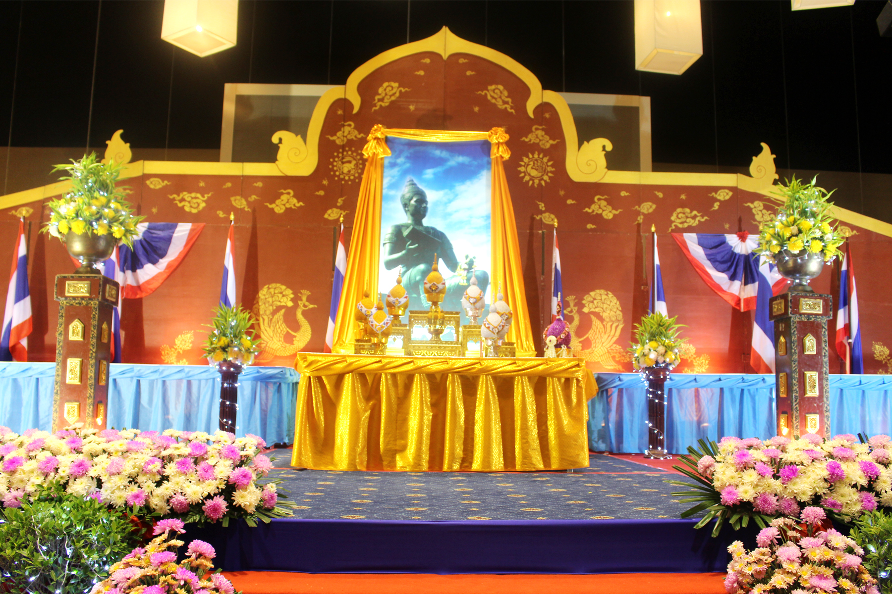 คณะผู้บริหารและเจ้าหน้าที่สถาบันฯร่วมวางพานพุ่มถวายราชสักการะเนื่องในวันพ่อขุนรามคำแหงมหาราชประจำปี2559