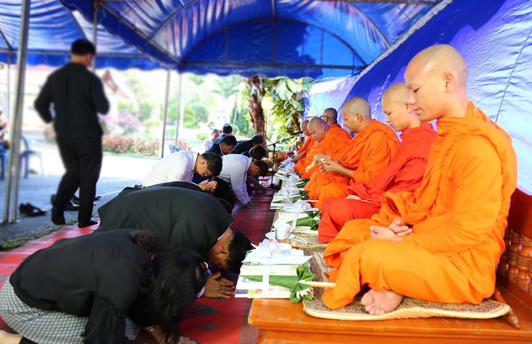 คณะผู้บริหารและเจ้าหน้าที่สถาบันวิจัยและพัฒนาพื้นที่สูงร่วมพิธีบำเพ็ญกุศลและพิธีตักบาตร