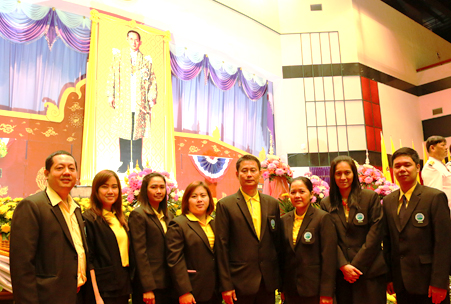 คณะผู้บริหารและเจ้าหน้าที่สวพส.เข้าร่วมพิธีลงนามถวายพระพรชัยมงคลและถวายสดุดี5ธันวาคม2558